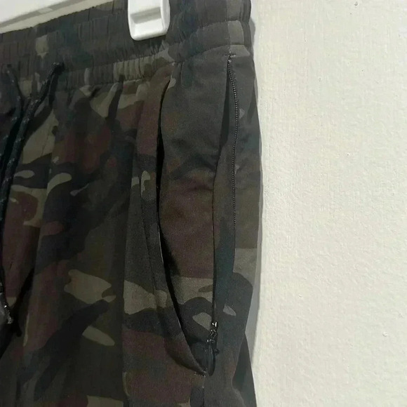 Old Navy Active Camo Gym Shorts - Small - Picture 3 of 5